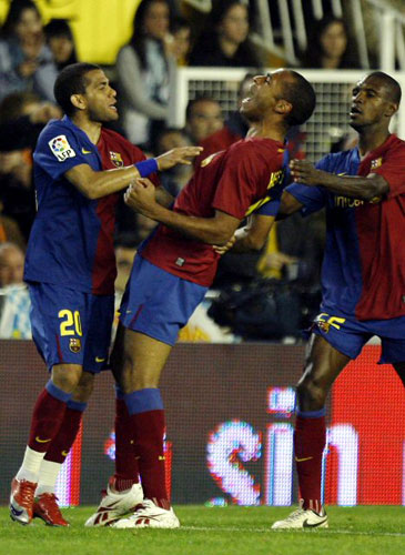 26일 스페인 발렌시아 메스테야에서 열린 발렌시아 대 바르셀로나의 경기에서 바르셀로나의 앙리(가운데)가 후반 팀의 동점골을 넣고 환호하고 있다. 