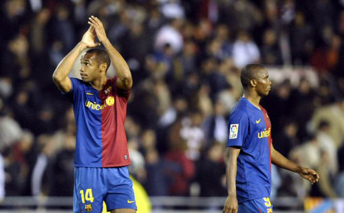 26일 스페인 발렌시아 메스테야에서 열린 발렌시아 대 바르셀로나의 경기에서 바르셀로나의 티에리 앙리(앞)가 2-2로 경기를 마치고 박수를 치며 팬들에게 인사를 하고 있다. 