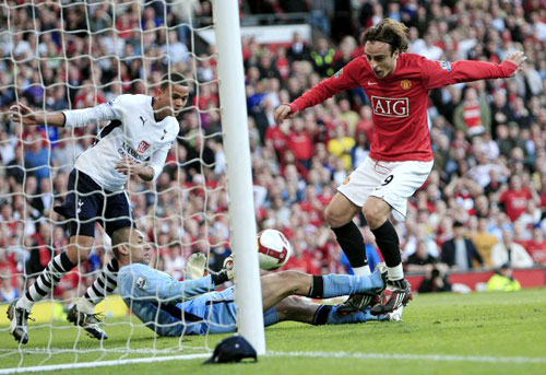 26일 올드트래퍼드에서 열린 맨체스터 유나이티드 대 토트넘 훗스퍼의 2008-2009 프리미어리그 34라운드 경기에서 후반 34분 맨유  베르바토프가 팀의 5번째 골을 시도하고 있다. 
