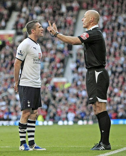 26일 올드트래퍼드에서 열린 맨체스터 유나이티드 대 토트넘 훗스퍼의 2008-2009 프리미어리그 34라운드 경기에서 토트넘 공격수 로비 킨이 심판 판정에 정중하게(?) 항의하고 있다. 