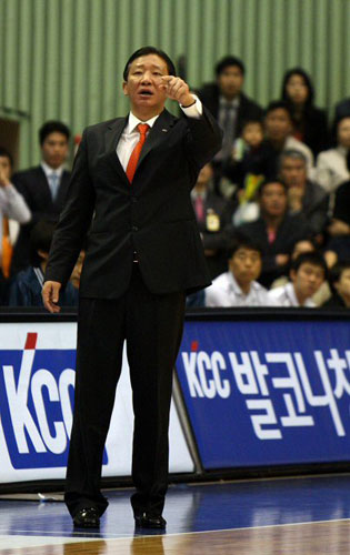26일 오후 서울 잠실실내체육관에서 열린 2008-2009 프로농구 서울 삼성과 전주 KCC와의 챔피언 결정전 5차전에서 KCC 허 재 감독이 선수들에게 작전지시를 하고 있다. 