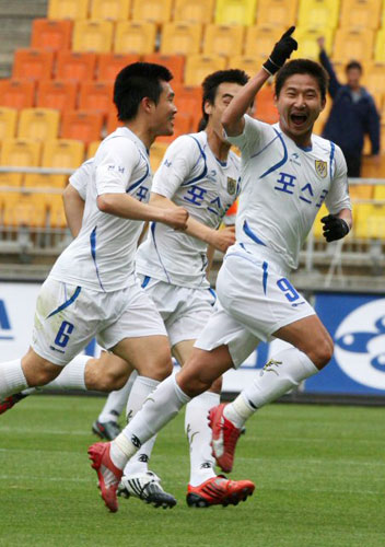  26일 수원월드컵경기장에서 열린 2009 프로축구 수원 삼성 대 전남 드래곤즈의 경기에서 전남 이천수가 골을 넣은 후 동료들과 함께 기뻐하고 있다. 