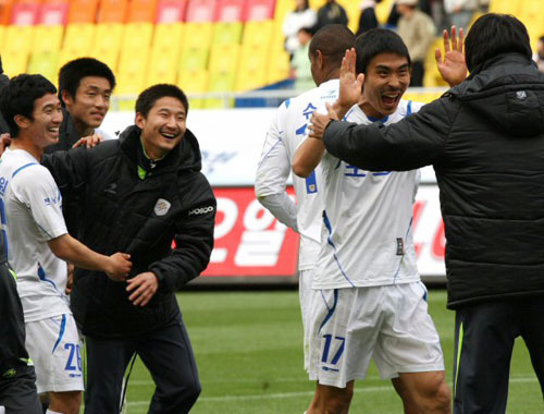  26일 수원월드컵경기장에서 열린 2009 프로축구 수원 삼성 대 전남 드래곤즈의 경기에서 수원 삼성에 대승을 거둔 전남 선수들이 기뻐하고 있다. 