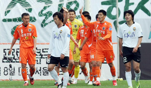 26일 광주 월드컵경기장에서 벌어진 '2009 K리그' 광주 상무와 강원FC의 경기에서 광주 상무 선수들이 강원FC에 3-1로 역전승한 뒤 기뻐하고 있다. 