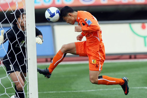  26일 광주 월드컵경기장에서 벌어진 '2009 K리그' 광주 상무와 강원FC의 경기에서 광주 상무 최원권이 역전 헤딩골을 넣고 있다. 