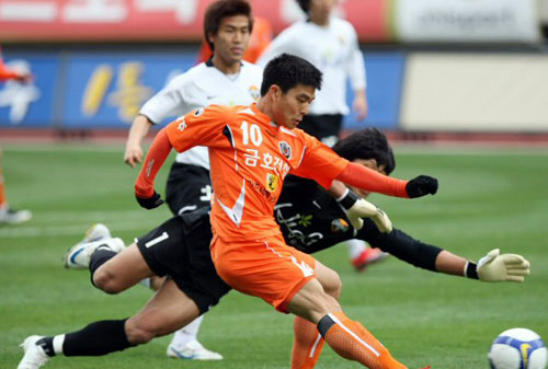 26일 광주 월드컵경기장에서 벌어진 '2009 K리그' 광주 상무와 강원FC의 경기에서 광주 상무의 최성국이 슛을 시도하고 있다. 