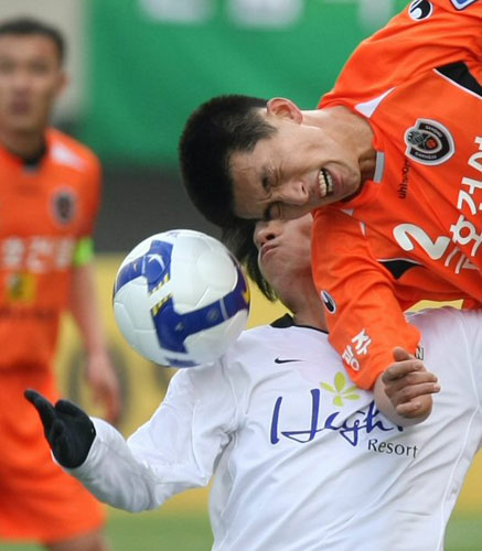  26일 광주 월드컵경기장에서 벌어진 '2009 K리그' 광주 상무와 강원FC의 경기에서 광주 상무 장현규(오른쪽)와 강원 FC 김영후가 치열하게 공 다툼을 벌이고 있다. 
