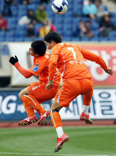 26일 광주 월드컵경기장에서 벌어진 '2009 K리그' 광주 상무와 강원FC의 경기에서 광주 상무의 김명중(오른쪽)과 최성국이 헤딩슛을 시도하고 있다. 