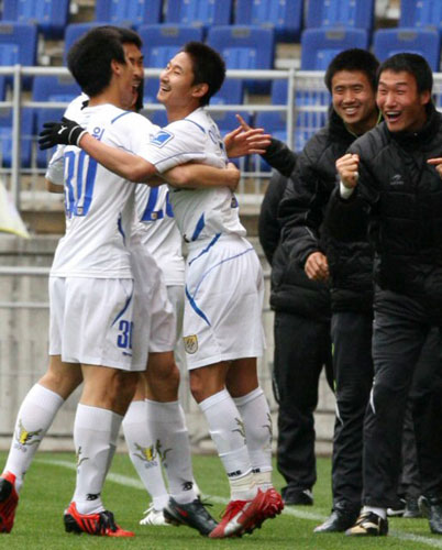 26일 수원월드컵경기장에서 열린 2009 프로축구 수원 삼성 대 전남 드래곤즈의 경기에서 이천수가 골을 성공한 후 동료들과 함께 기뻐하고 있다. 