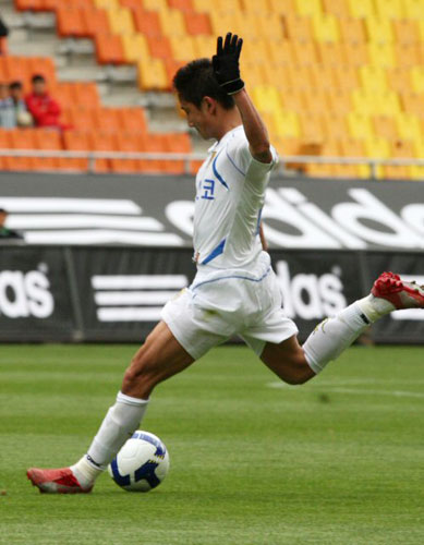 26일 수원월드컵경기장에서 열린 2009 프로축구 수원 삼성 대 전남 드래곤즈의 경기에서 전남 이천수가 중거리슛을 성공시키고 있다. 