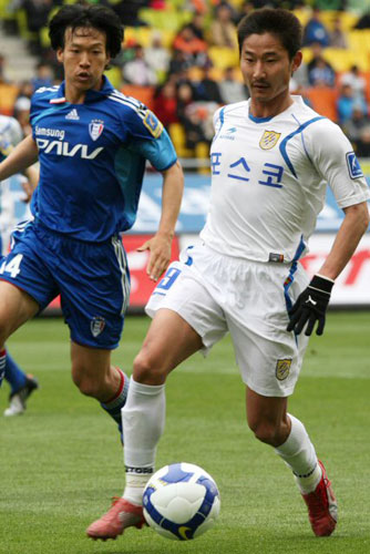 26일 수원월드컵경기장에서 열린 2009 프로축구 수원 삼성 대 전남 드래곤즈의 경기에서 전남 이천수가 돌파를 시도하고 있다. 