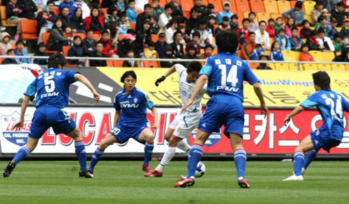  26일 수원월드컵경기장에서 열린 2009 프로축구 수원 삼성 대 전남 드래곤즈의 경기에서 이천수가 삼성의 집중수비를 받으며 패스할 곳을 찾고 있다. 