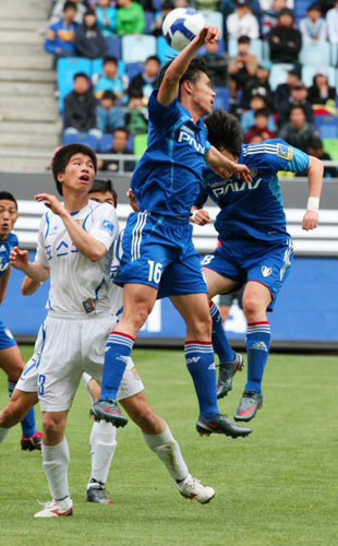 26일 수원월드컵경기장에서 열린 2009 프로축구 수원 삼성 대 전남 드래곤즈의 경기에서 양팀 선수들이 치열한 볼다툼을 벌이고 있다. 