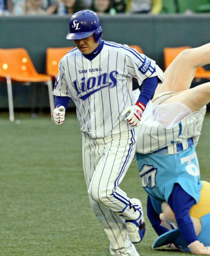  26일 대구구장에서 열린 프로야구 삼성 라이온즈-기아 타이거즈전에서 삼성 박진만이 1-7로 뒤지던 4회말 1점홈런을 치고 홈인하고 있다. 