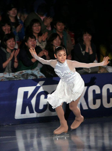 피겨퀸 김연아가 26일 경기도 고양시 킨텍스에서 열린 KCC스위첸 페스타온아이스2009에서 팬들의 환호 가운데 연꽃이 피어나듯 아름다운 연기를 펼치고 있다. 