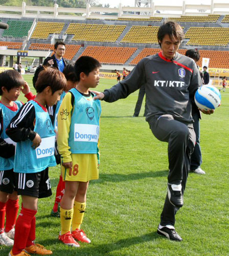 홍명보 U-20 축구대표팀 감독이 28일 오후 경남 창원시 종합운동장에서 경남지역 초등학교 학생들을 대상으로 축구 클리닉을 열고 학생들을 지도하고 있다. 