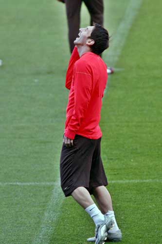 27일(현지시간) 스페인 바르셀로나 누캄프 스타디움에서 FC바르셀로나의 아르헨티나 출신 공격수 리오넬 메시가 첼시를 상대로 한 유럽축구연맹(UEFA) 챔피언스리그 4강 1차전에 대비한 훈련을 하고 있다. 