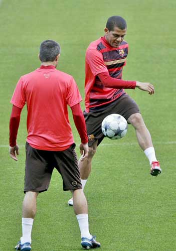 27일(현지시간) 스페인 바르셀로나 누캄프 스타디움에서 FC바르셀로나 브라질 출신 수비수 다니엘 알베스(오른쪽)와 실빙요가 첼시를 상대로 한 유럽축구연맹(UEFA) 챔피언스리그 4강 1차전에 대비한 훈련을 하고 있다. 