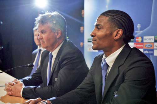 27일(현지시간) 스페인 바르셀로나 누캄프 스타디움에서 첼시의 거스 히딩크 감독(왼쪽)과 플로랑 말루다가 유럽축구연맹(UEFA) 챔피언스리그 4강 1차전을 하루 앞두고 열린 공식 기자회견에 참석해 질문에 답하고 있다. 