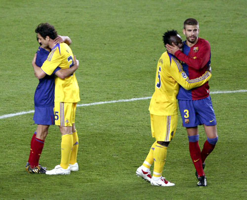 28일(현지시각) 스페인 바르셀로나 캄프 누 스타디움에서 열린 2008-2009 유럽축구연맹(UEFA) 챔피언스리그 4강 1차전 FC 바르셀로나-첼시 경기, 바르셀로나의 사비 에르난데스(왼쪽)가 그의 전 팀동료 줄리아노 벨레티(왼쪽에서 두번째)와 경기 후 포옹을 하고 있다. 그 옆은 바르셀로나의 제라드 피케(오른쪽에서 두번째)와 첼시의 플로랑 말루다(오른쪽). <BR>이 날 두 팀은 0대 0 무승부로 경기를 끝냈다. 이로써 양 팀은 다음달 7일 첼시 홈 구장인 스탬포드브리지에서 열릴 4강 2차전에서 이겨야 결승행 티켓을 거머쥘 수 있다. 