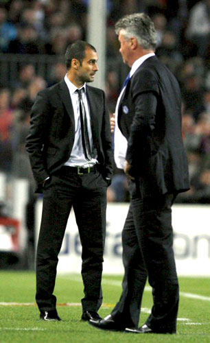 28일(현지시각) 스페인 바르셀로나 캄프 누 스타디움에서 열린 2008-2009 유럽축구연맹(UEFA) 챔피언스리그 4강 1차전 FC 바르셀로나와 첼시의 경기에서 바르셀로나 감독 호셉 과르디올라(왼쪽)와 첼시 감독 거스 히딩크가 승부를 지켜보고 있다. 