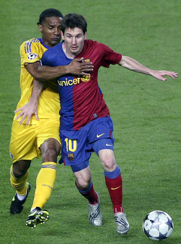 28일(현지시각) 스페인 바르셀로나 캄프 누 스타디움에서 열린 2008-2009 유럽축구연맹(UEFA) 챔피언스리그 4강 1차전 FC 바르셀로나와 첼시의 경기에서 바르셀로나의 스트라이커 리오넬 메시(오른쪽)가 첼시의 미드필더 플로랑 말루다와 볼다툼을 벌이고 있다. 