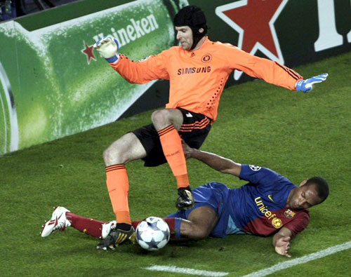 28일(현지시각) 스페인 바르셀로나 캄프 누 스타디움에서 열린 2008-2009 유럽축구연맹(UEFA) 챔피언스리그 4강 1차전 FC 바르셀로나와 첼시의 경기에서 바르셀로나의 스트라이커 티에리 앙리(오른쪽)가 첼시의 골키퍼 페테르 체흐에 태클을 걸고 있다. 
