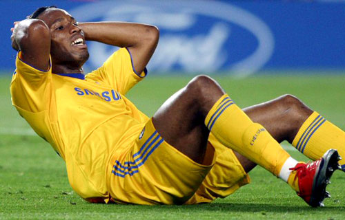 28일(현지시각) 스페인 바르셀로나 캄프 누 스타디움에서 열린 2008-2009 유럽축구연맹(UEFA) 챔피언스리그 4강 1차전 FC 바르셀로나와 첼시의 경기에서 첼시의 디디에 드로그바가 골 찬스를 놓치고 아쉬워하고 있다. 