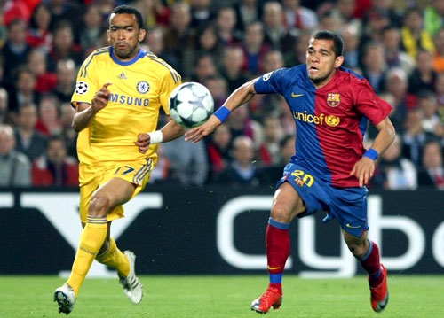 28일(현지시각) 스페인 바르셀로나 캄프 누 스타디움에서 열린 2008-2009 유럽축구연맹(UEFA) 챔피언스리그 4강 1차전 FC 바르셀로나와 첼시의 경기에서 바르셀로나의 디펜더 다니 엘 알베스(오른쪽)가 첼시의 디펜더 조세 보싱와와 볼다툼을 벌이고 있다. 