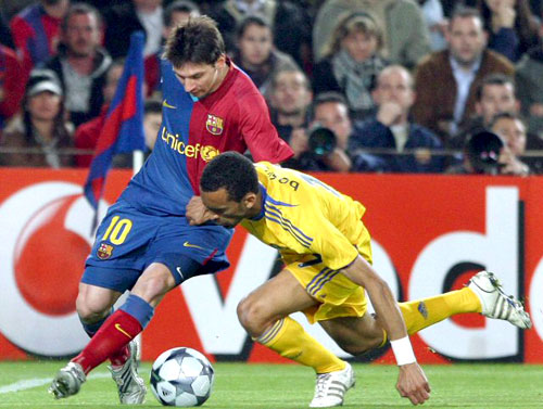 28일(현지시각) 스페인 바르셀로나 캄프 누 스타디움에서 열린 2008-2009 유럽축구연맹(UEFA) 챔피언스리그 4강 1차전 FC 바르셀로나와 첼시의 경기에서 바르셀로나의 스트라이커 리오넬 메시(왼쪽)가 첼시의 디펜더 조세 보싱와와 볼다툼을 벌이고 있다. 