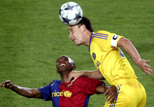 28일(현지시각) 스페인 바르셀로나 캄프 누 스타디움에서 열린 2008-2009 유럽축구연맹(UEFA) 챔피언스리그 4강 1차전 FC 바르셀로나와 첼시의 경기에서 바르셀로나의 포워드 사무엘 에투(왼쪽)가 첼시의 디펜더 존 테리와 볼다툼을 벌이고 있다. 