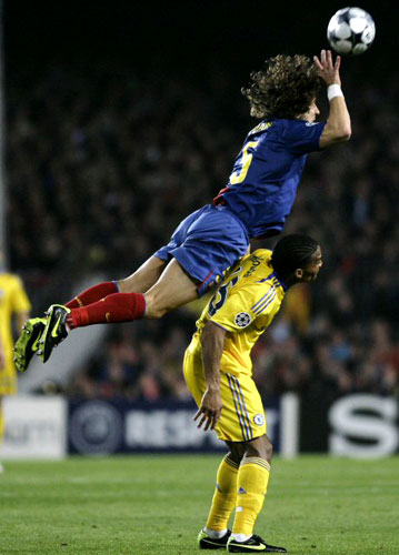 28일(현지시각) 스페인 바르셀로나 캄프 누 스타디움에서 열린 2008-2009 유럽축구연맹(UEFA) 챔피언스리그 4강 1차전 FC 바르셀로나와 첼시의 경기에서 바르셀로나의 카를로스 푸욜(위)이 첼시의 플로랑 말루다와 볼다툼을 벌이고 있다. 