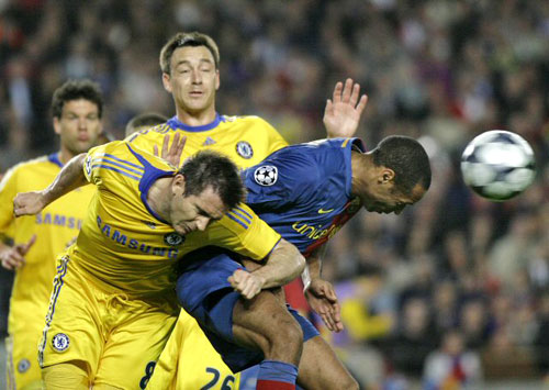 28일(현지시각) 스페인 바르셀로나 캄프 누 스타디움에서 열린 2008-2009 유럽축구연맹(UEFA) 챔피언스리그 4강 1차전 FC 바르셀로나와 첼시의 경기에서 바르셀로나의 티에리 앙리(오른쪽)가 첼시의 프랭크 램파드, 존 테리와 볼다툼을 벌이고 있다. 