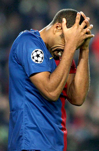 28일(현지시각) 스페인 바르셀로나 캄프 누 스타디움에서 열린 2008-2009 유럽축구연맹(UEFA) 챔피언스리그 4강 1차전 FC 바르셀로나와 첼시의 경기에서 바르셀로나의 스트라이커 티에리 앙리가 골 찬스를 놓치고 아쉬워하고 있다. 