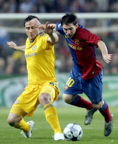 28일(현지시각) 스페인 바르셀로나 캄프 누 스타디움에서 열린 2008-2009 유럽축구연맹(UEFA) 챔피언스리그 4강 1차전 FC 바르셀로나와 첼시의 경기에서 바르셀로나의 스트라이커 리오넬 메시(오른쪽)가 첼시의 미드필더 프랭크 램파드와 볼다툼을 벌이고 있다. 