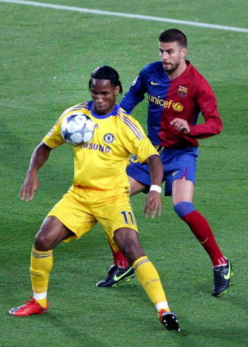 28일(현지시각) 스페인 바르셀로나 캄프 누 스타디움에서 열린 2008-2009 유럽축구연맹(UEFA) 챔피언스리그 4강 1차전 FC 바르셀로나와 첼시의 경기에서 바르셀로나의 디펜더 제라드 피케(오른쪽)가 첼시의 스트라이커 디디에 드로그바와 볼다툼을 벌이고 있다. 