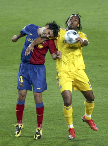 28일(현지시각) 스페인 바르셀로나 캄프 누 스타디움에서 열린 2008-2009 유럽축구연맹(UEFA) 챔피언스리그 4강 1차전 FC 바르셀로나와 첼시의 경기에서 바르셀로나의 디펜더 라파엘 마르케스(왼쪽)와 첼시의 디디에 드로그바가 볼다툼을 벌이고 있다. 