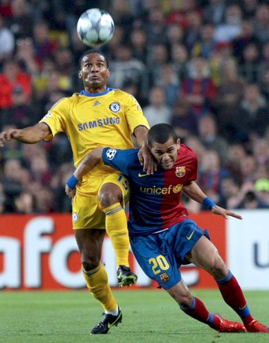 28일(현지시각) 스페인 바르셀로나 캄프 누 스타디움에서 열린 2008-2009 유럽축구연맹(UEFA) 챔피언스리그 4강 1차전 FC 바르셀로나와 첼시의 경기에서 바르셀로나의 디펜더 다니 엘 알베스(오른쪽)가 첼시의 미드필더 플로랑 말루다와 볼다툼을 벌이고 있다. 