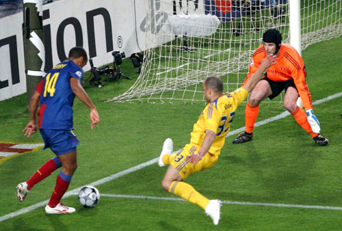 28일(현지시각) 스페인 바르셀로나 캄프 누 스타디움에서 열린 2008-2009 유럽축구연맹(UEFA) 챔피언스리그 4강 1차전 FC 바르셀로나와 첼시의 경기에서 바르셀로나의 스트라이커 티에리 앙리(왼쪽)가 첼시의 디펜더 알렉스(가운데)와 골키퍼 페트르 체흐(오른쪽) 앞에서 슛을 시도하고 있다. 