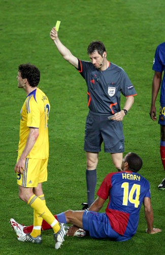 28일(현지시각) 스페인 바르셀로나 캄프 누 스타디움에서 열린 2008-2009 유럽축구연맹(UEFA) 챔피언스리그 4강 1차전 FC 바르셀로나와 첼시의 경기에서 독일인 심판 볼프강 스타크(가운데)가 바르셀로나의 티에리 앙리(오른쪽)에게 태클을 건 첼시의 미드필더 마이클 발락(왼쪽)에게 옐로카드로 주의를 주고 있다. 