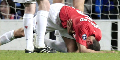 29일(현지시각) 영국 맨체스터 올드 트래퍼드에서 열린 2008-2009 유럽축구연맹(UEFA) 챔피언스리그 4강 1차전 맨체스터 유나이티드(이하 맨유)와 아스널의 경기에서 맨유의 리오 퍼디낸드가 갈비뼈 부상을 입고 필드에 엎드려 괴로워하고 있다. 