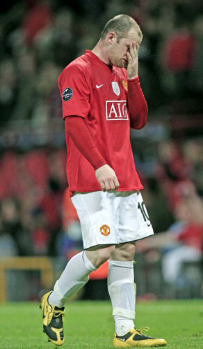 29일(현지시각) 영국 맨체스터 올드 트래퍼드에서 열린 2008-2009 유럽축구연맹(UEFA) 챔피언스리그 4강 1차전 맨체스터 유나이티드(이하 맨유)와 아스널의 경기에서  맨유의 웨인 루니가 경기 후 필드를 떠나고 있다. 