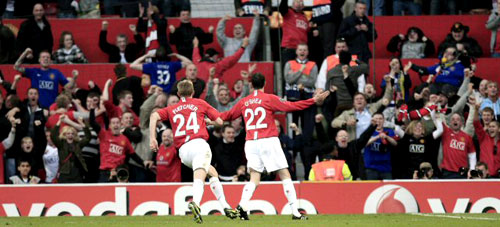 29일(현지시각) 영국 맨체스터 올드 트래퍼드에서 열린 2008-2009 유럽축구연맹(UEFA) 챔피언스리그 4강 1차전 맨체스터 유나이티드(이하 맨유)와 아스널의 경기에서 맨유의 존 오셔(오른쪽)가 선제골을 넣고 팀 동료 대런 플레처(왼쪽)와 기뻐하고 있다. 