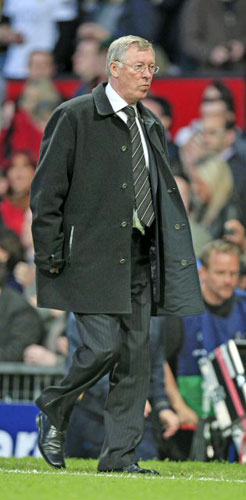 29일(현지시각) 영국 맨체스터 올드 트래퍼드에서 열린 2008-2009 유럽축구연맹(UEFA) 챔피언스리그 4강 1차전 맨체스터 유나이티드(이하 맨유)와 아스널의 경기에서 맨유 감독 알렉스 퍼거슨이 전반전이 끝난 후 필드를 떠나고 있다. 
