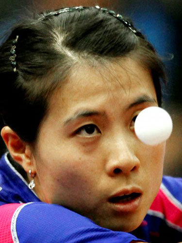 30일(한국시간) 일본 요코하마에서 열린 2009 세계탁구선수권대회 여자 단식 1회전 경기에서 인도의 마우마 다스와 경기를 갖은 김경아가 볼에 집중하고 있다. 