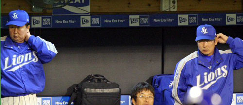 30일 대구구장에서 열린 프로야구 삼성 라이온즈-서울 히어로즈전에서 삼성 선동열 감독과 한대화 수석코치가 패색이 짙어진 9회말 침울한 표정으로 경기를 지켜보고 있다. 
 