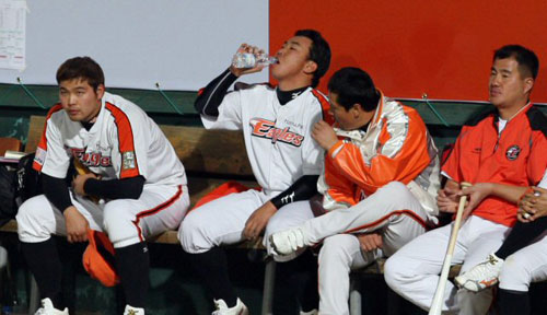 30일 청주야구장에서 열린 프로야구 한화와 LG 경기 6회말 2사 상황에서 한화 이범호가 솔로홈런을 친 뒤 물을 마시고 있다. 