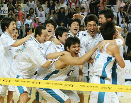 1일 오후 전주체육관에서 열린 2008-2009 동부프로미 프로농구 챔피언결정전 7차전 서울 삼성과 전주 KCC의 경기에서 승리하고 챔피언에 오른 전주 KCC 선수들이 환호하고 있다. 