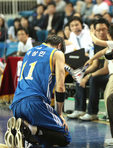 1일 전주실내체육관에서 벌어진 프로농구 챔프 7차전에서 KCC에 패한 삼성의 이상민이 무릎을 꿇고 생각에 잠겨 있다. 