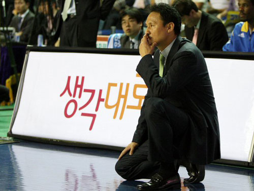  1일 오후 전주체육관에서 열린 2008-2009 동부프로미 프로농구 챔피언결정전 7차전 서울 삼성과 전주 KCC의 경기에서 삼성 안준호 감독이 생각에 잠겨 있다. 